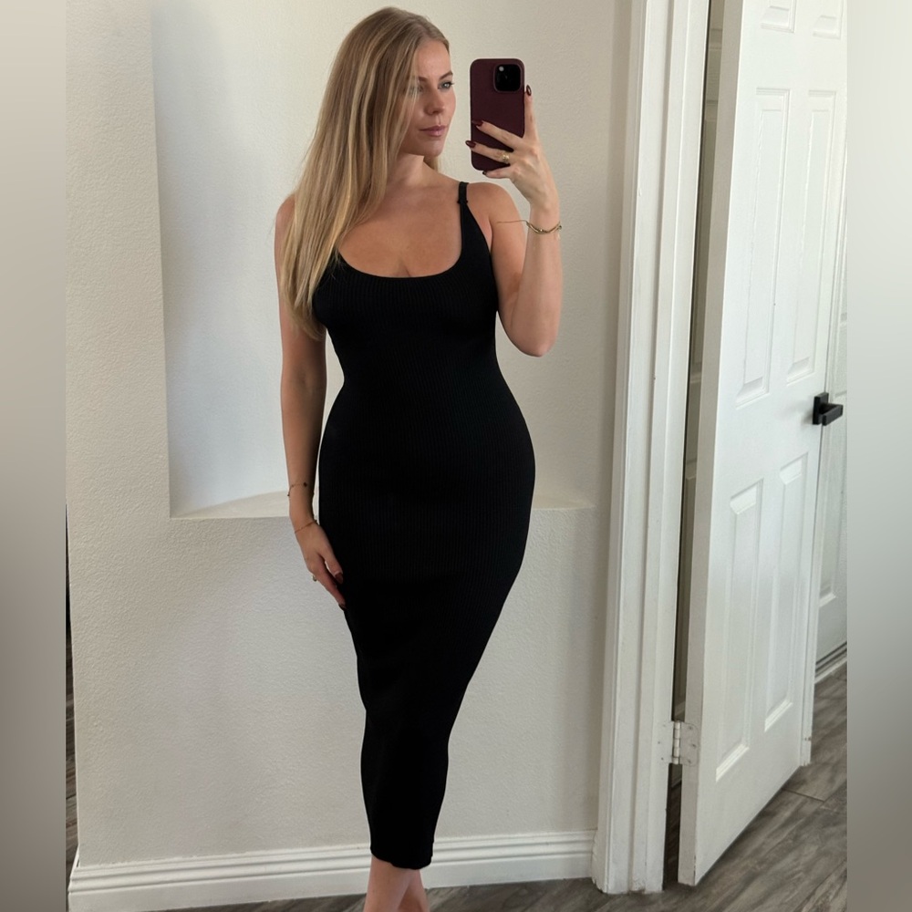 Elegant Black Ribbed Dress
